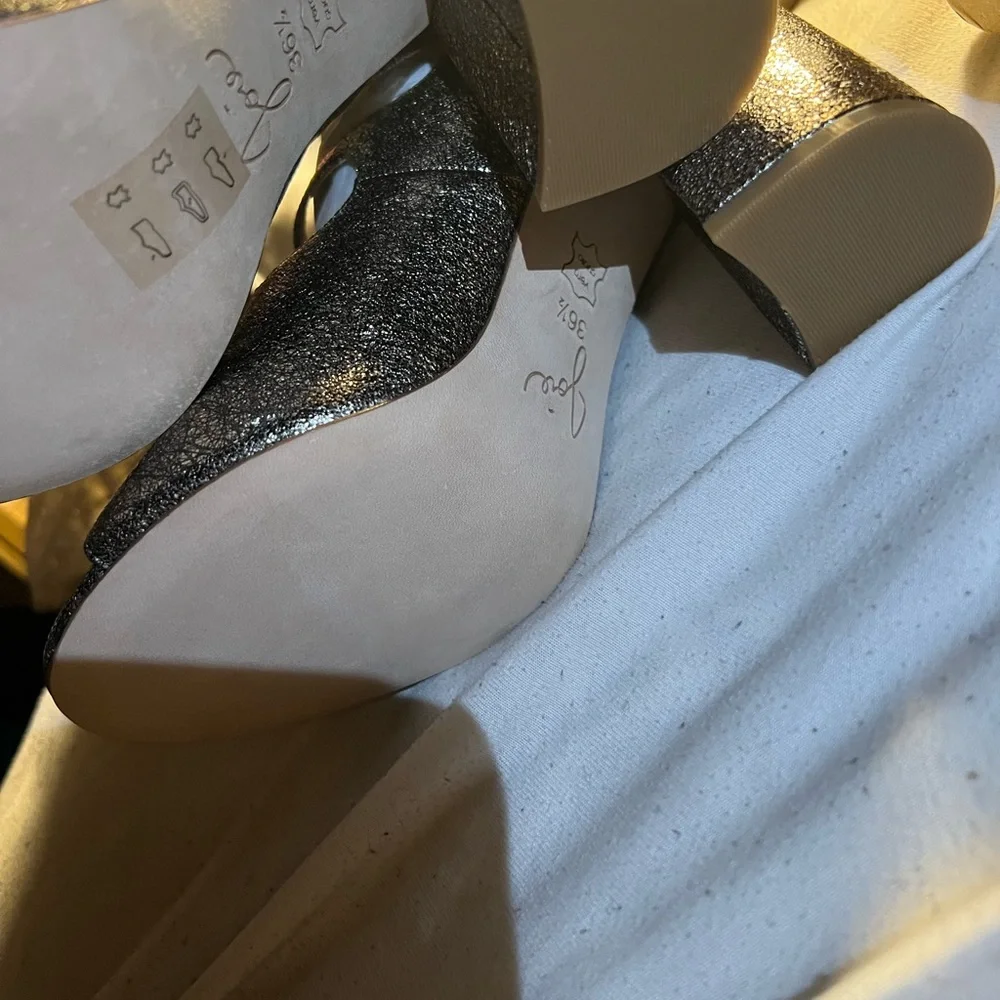 Size 6 1/2 Josie leather gold heels - Picture 6 of 16